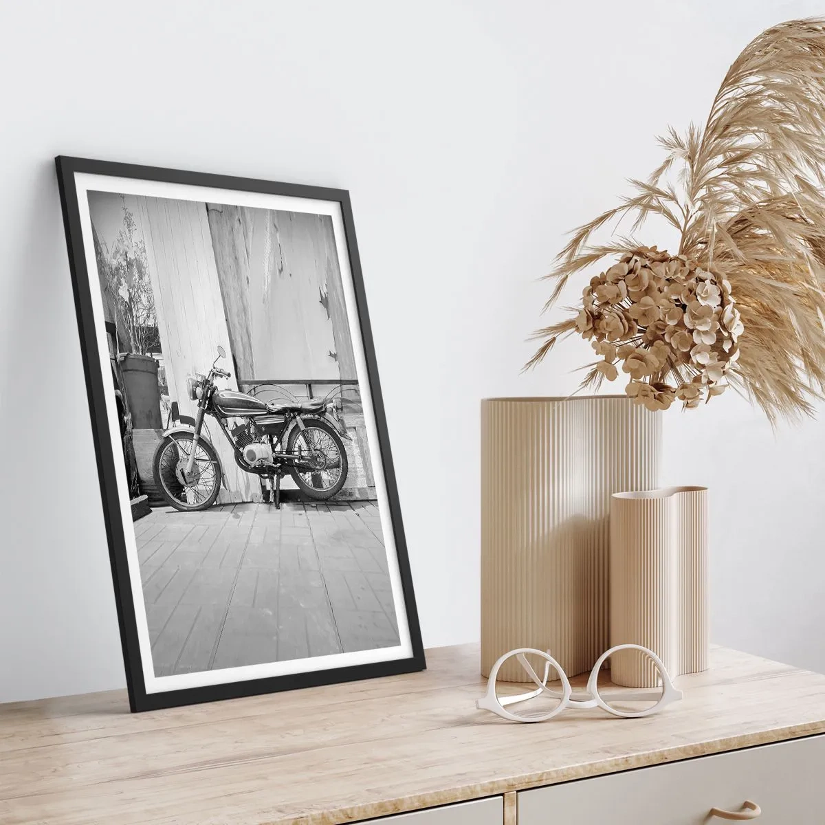 Plakat i sort ramme - Retro motorcykel mod en trævæg - 50x70cm - Klassikere frem for alt - Moderne vægdekoration til stue og soveværelse ARTTOR