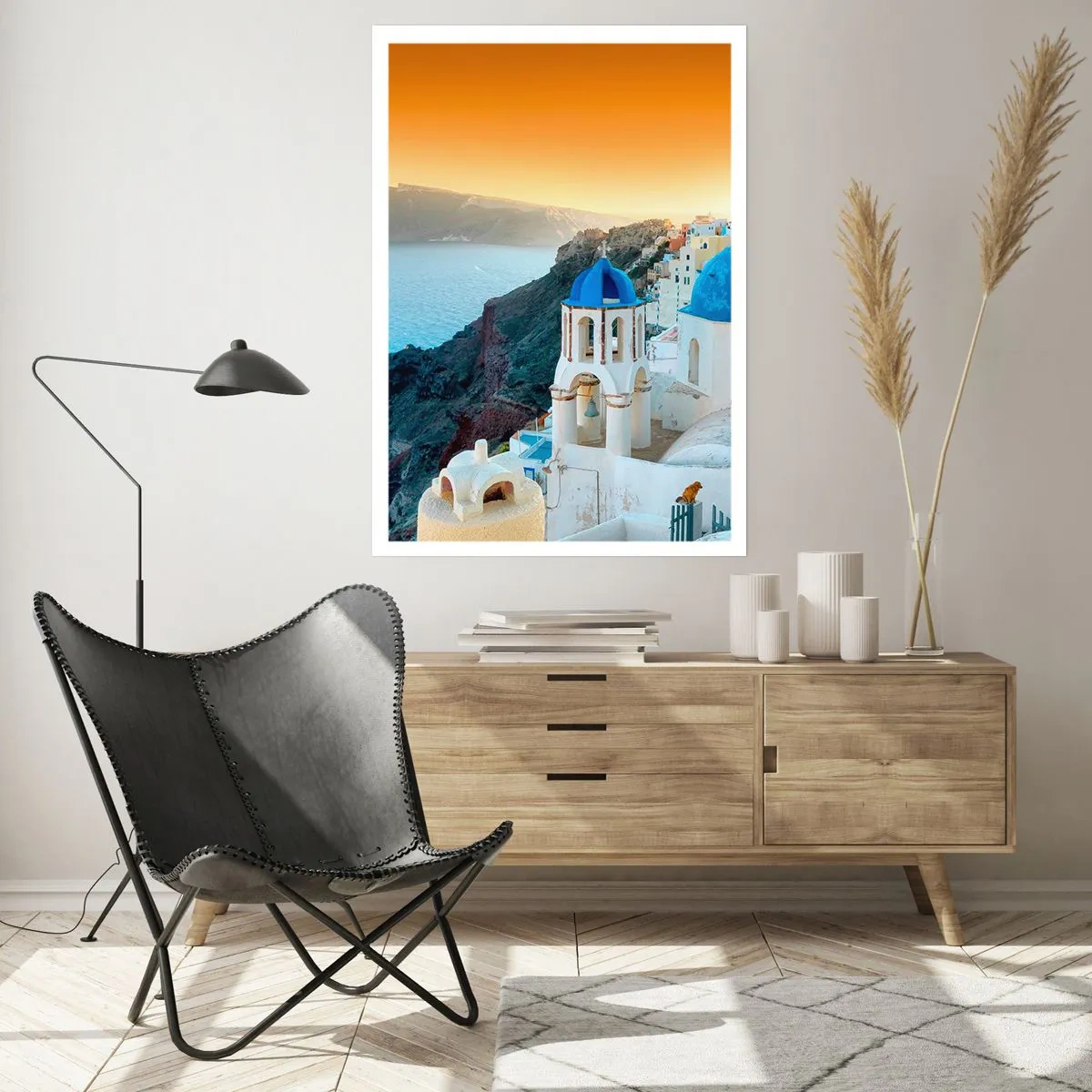 Plakat - Santorini - omfavnet af klipperne - 50x70 cm