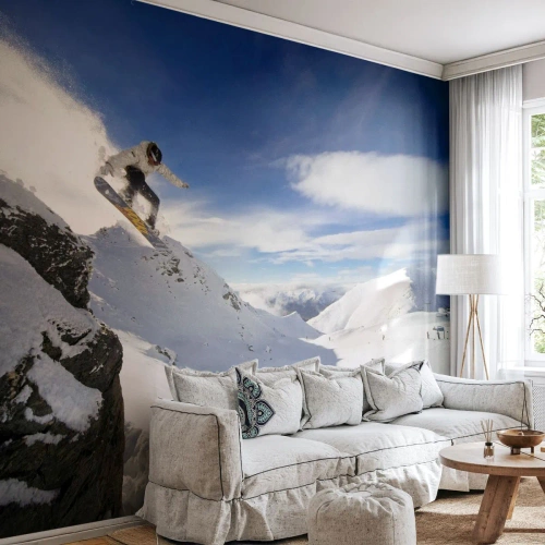 Fototapet Standard Eco - En snowboarder hopper ud fra en klippe mod et bjerglandskab - 100x70cm - Frihed uden grænser - Moderne vægdekoration til stue og soveværelse ARTTOR