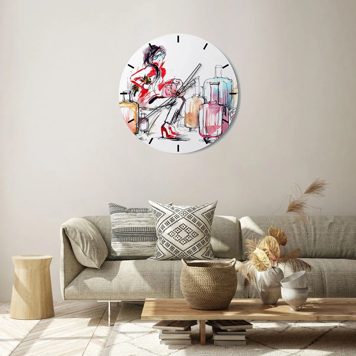 Vægur, Uret - En kvinde i en rød frakke omgivet af kufferter og rejsetilbehør. - 30x30cm - Lad os sætte os ned, inden vi rejser - Moderne vægdekoration til stue, køkken og soveværelse ARTTOR