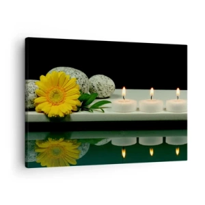 Lærredstryk - Billede på lærred - Gul blomst, stearinlys og sten mod vandbaggrunden - 70x50cm - Beroliger sanserne - Moderne vægdekoration til stue og soveværelse ARTTOR