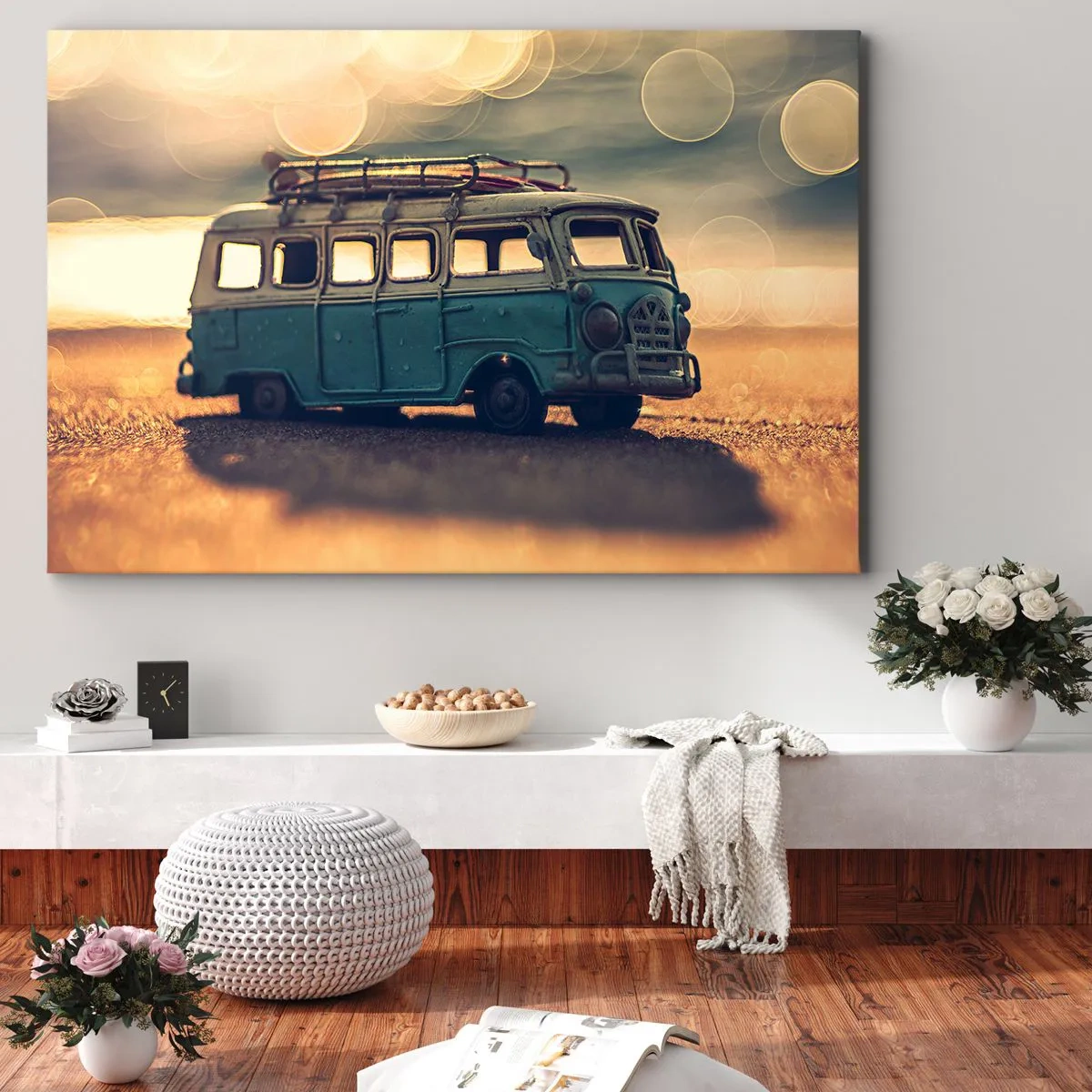Lærredstryk - Billede på lærred - Retro bus mod sløret lys - 70x50cm - Enden på idolerne: penge og arbejde - Moderne vægdekoration til stue og soveværelse ARTTOR