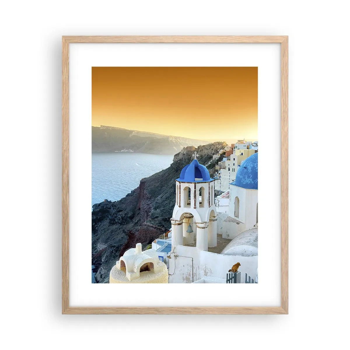 Plakat i ramme af lyst egetræ - Santorini - omfavnet af klipperne - 40x50 cm