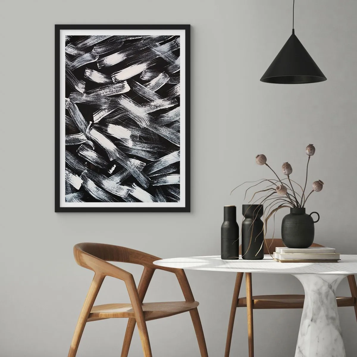 Plakat i sort ramme - Abstrakte hvide penselstrøg på en sort baggrund - 50x70cm - Abstraktion i den industrielle ånd - Moderne vægdekoration til stue og soveværelse ARTTOR