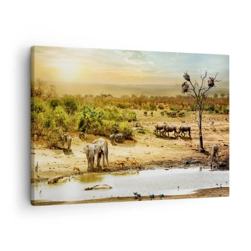 Lærredstryk - Billede på lærred - Elefanter og vilde dyr ved et vandhul ved solnedgang - 70x50cm - "Og ud af Eden flød en flod...". - Moderne vægdekoration til stue og soveværelse ARTTOR