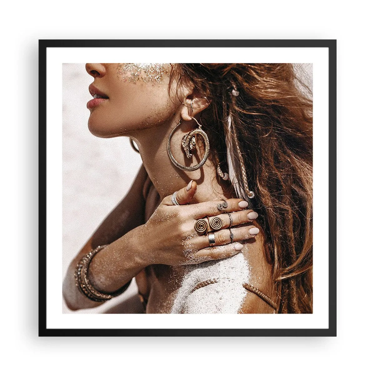 Plakat i sort ramme - Dronning af den vilde strand - 60x60 cm