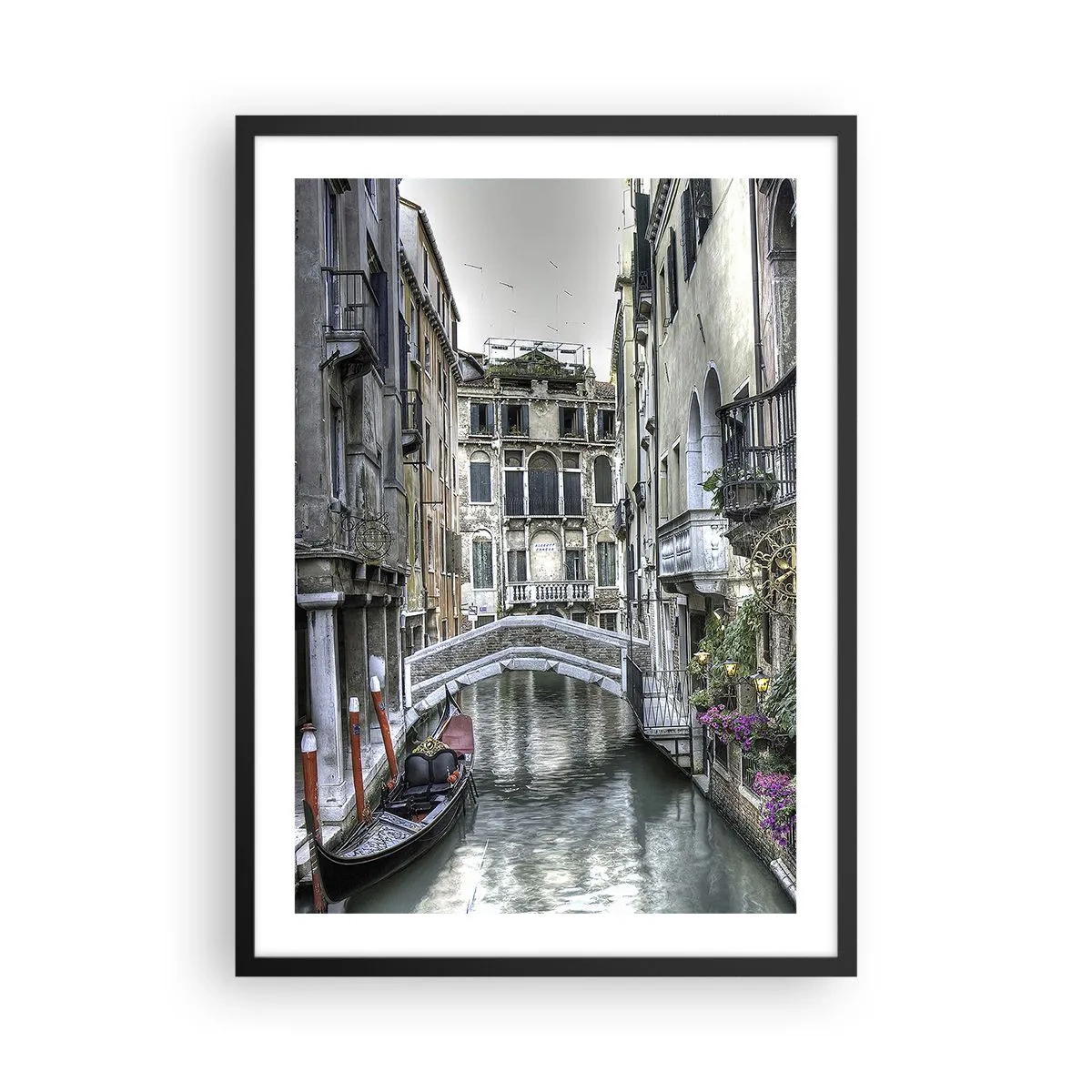 Plakat i sort ramme - En kanal i Venedig med en gondol og bro i baggrunden - 50x70cm - I århundreder i tavs drømmeri - Moderne vægdekoration til stue og soveværelse ARTTOR