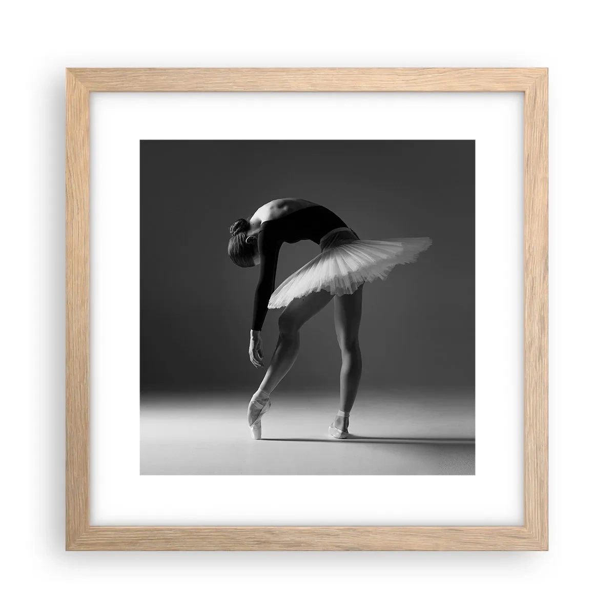 Plakat i ramme af lyst egetræ - Bella balerina - 30x30 cm