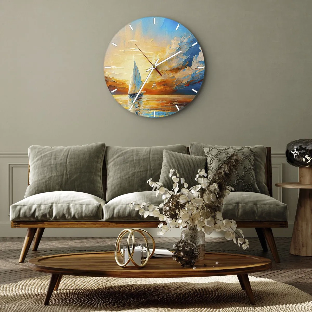 Vægur, Uret - En sejlbåd mod en gylden solnedgang over vandet - 30x30cm - Sejler i guld - Moderne vægdekoration til stue, køkken og soveværelse ARTTOR
