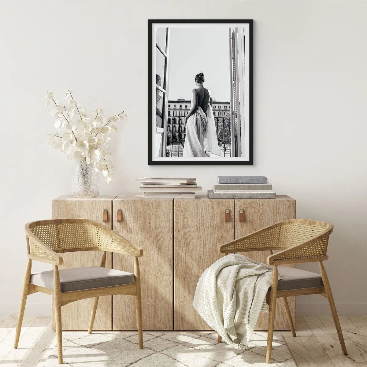 Plakat i sort ramme - En kvinde i hvidt stof på en balkon med udsigt over byen - 50x70cm - Vækning af sanserne - Moderne vægdekoration til stue og soveværelse ARTTOR