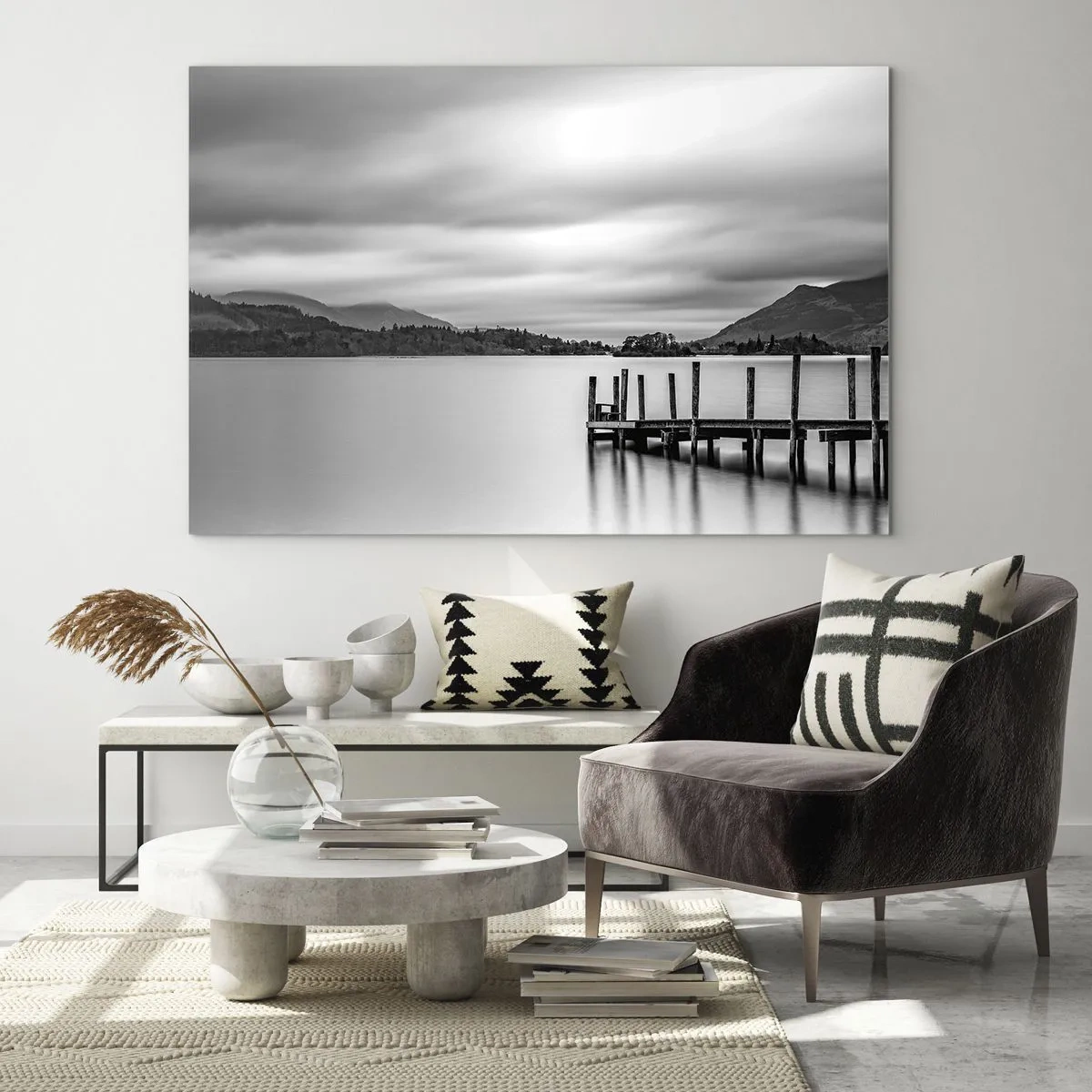 Billede på glas - Sort-hvidt landskab med en sø og en træmole - 70x50cm - Mildhed og styrke - Moderne vægdekoration til stue og soveværelse ARTTOR