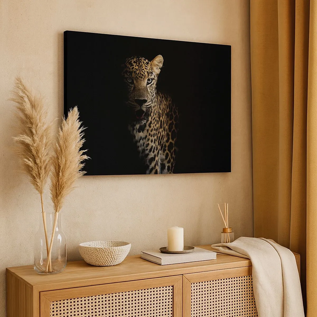 Lærredstryk - Billede på lærred - En leopard på en mørk baggrund med et intenst blik - 70x50cm - Mørk skønhed - Moderne vægdekoration til stue og soveværelse ARTTOR