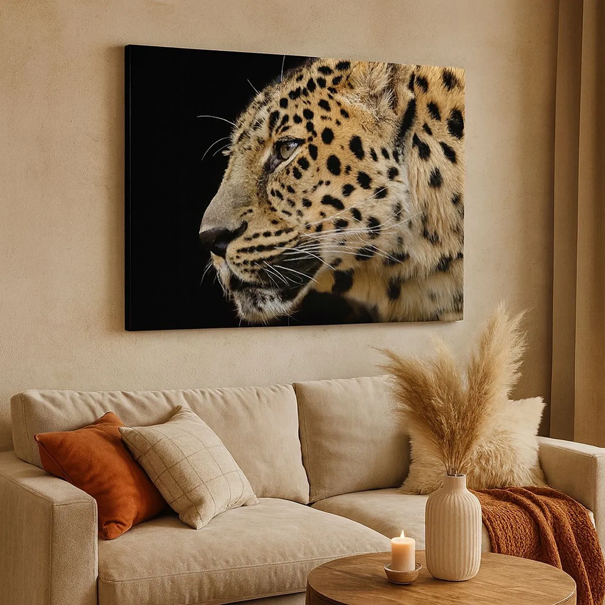 Lærredstryk - Billede på lærred - Nærbillede af en leopards hoved mod en sort baggrund - 70x50cm - Rolig, fokuseret, klar - Moderne vægdekoration til stue og soveværelse ARTTOR