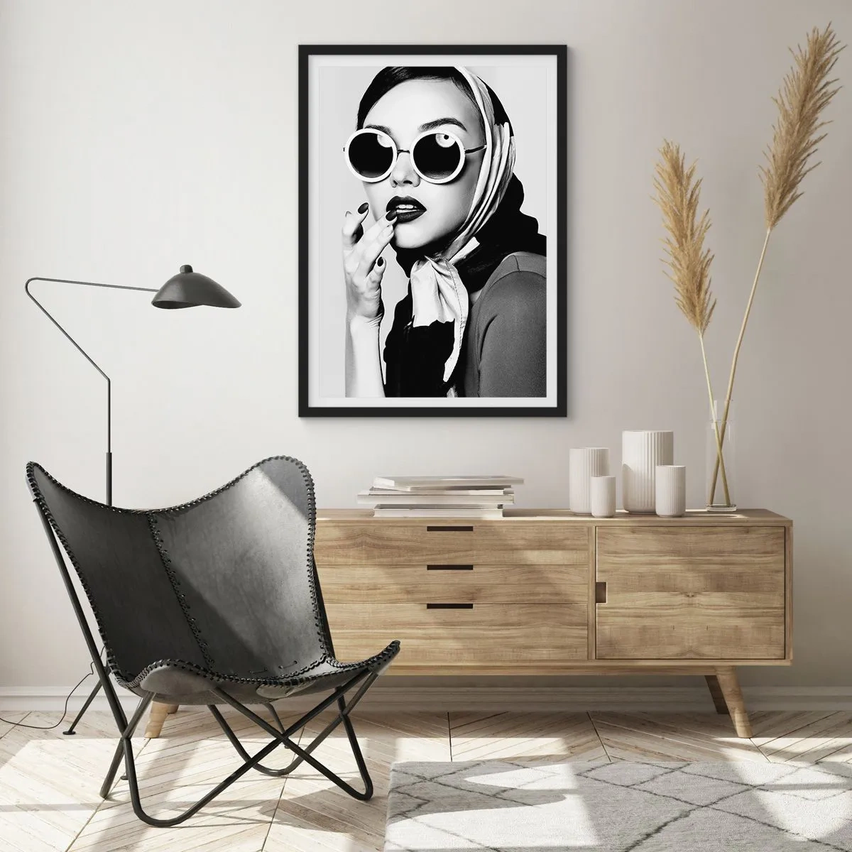 Plakat i sort ramme - Portræt af en kvinde med solbriller og tørklæde - 50x70cm - Hilsner fra 1960'erne. - Moderne vægdekoration til stue og soveværelse ARTTOR