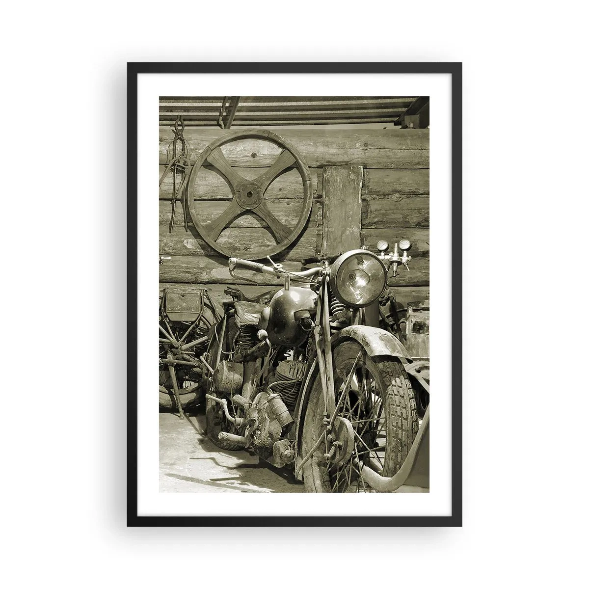 Plakat i sort ramme - En gammel motorcykel i et træskur med et hjul i baggrunden - 50x70cm - I onkel Wladeks skur - Moderne vægdekoration til stue og soveværelse ARTTOR