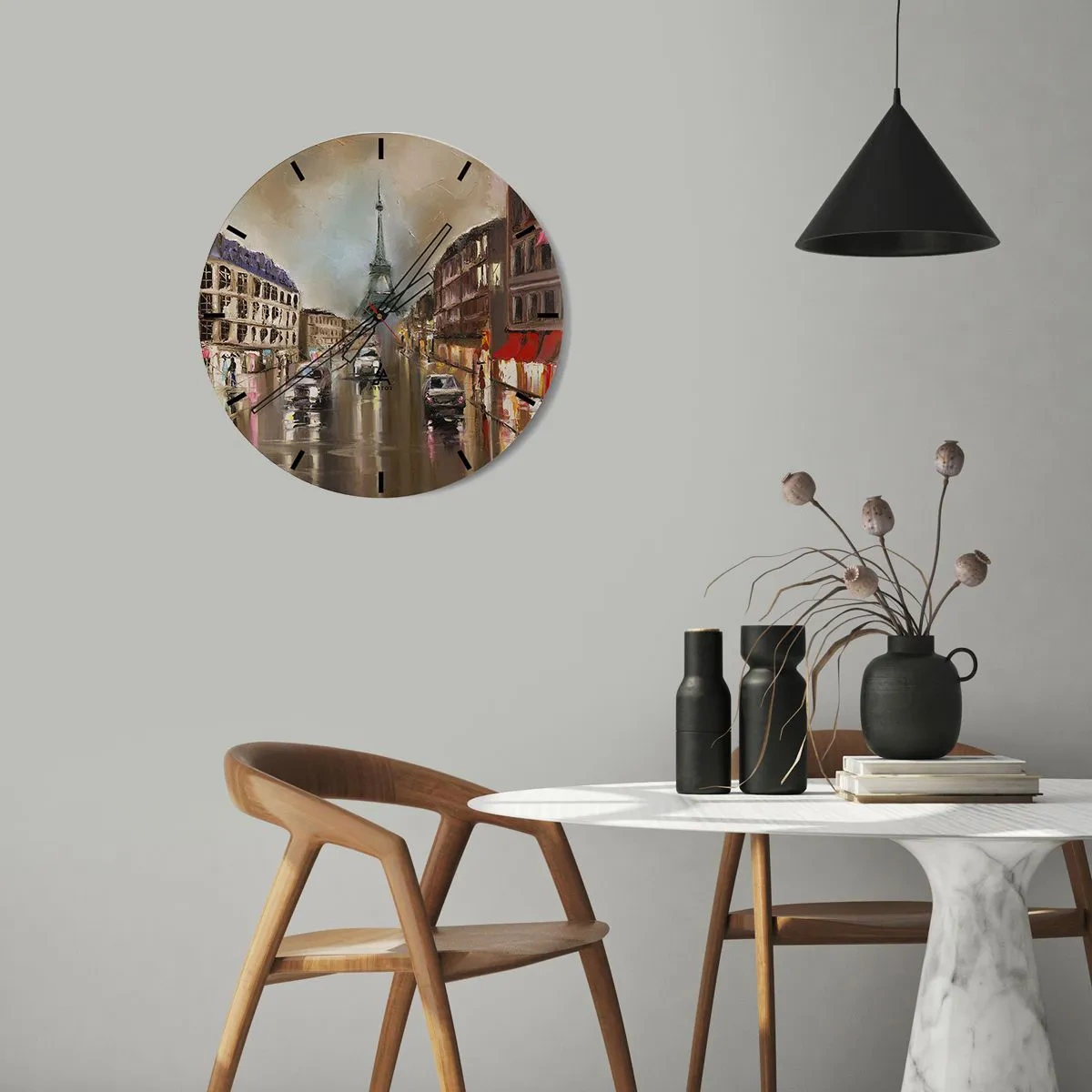 Vægur, Uret - Eiffeltårnet omgivet af en parisisk gade i regnvejr - 30x30cm - Det eneste, der betyder noget, er hende - Moderne vægdekoration til stue, køkken og soveværelse ARTTOR