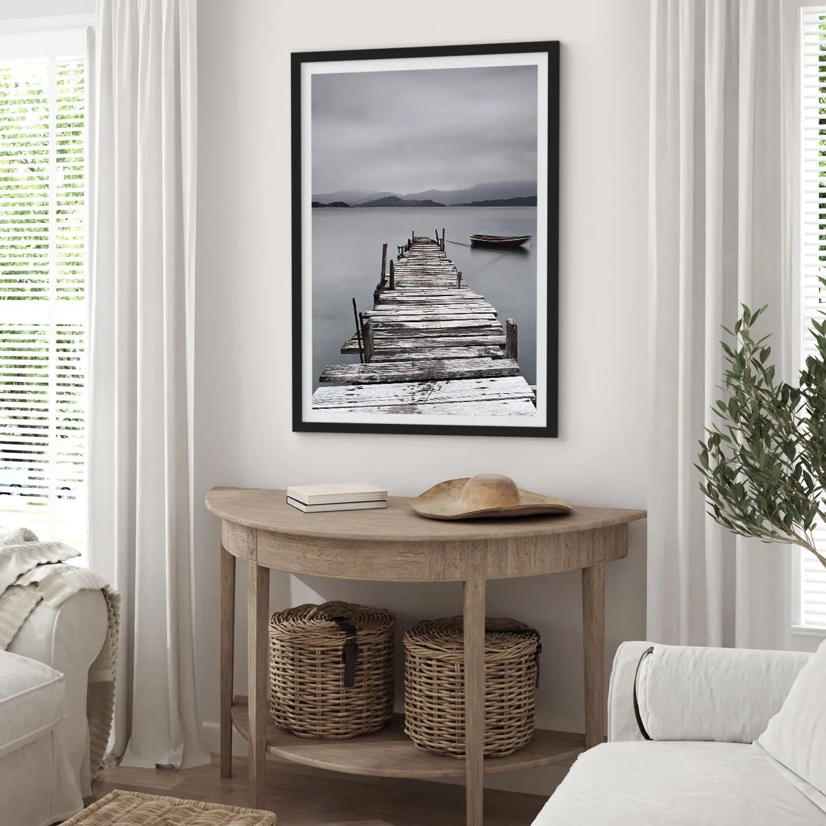 Plakat i sort ramme - En gammel mole med en båd på roligt vand - 50x70cm - Du kan tage af sted i morgen - Moderne vægdekoration til stue og soveværelse ARTTOR