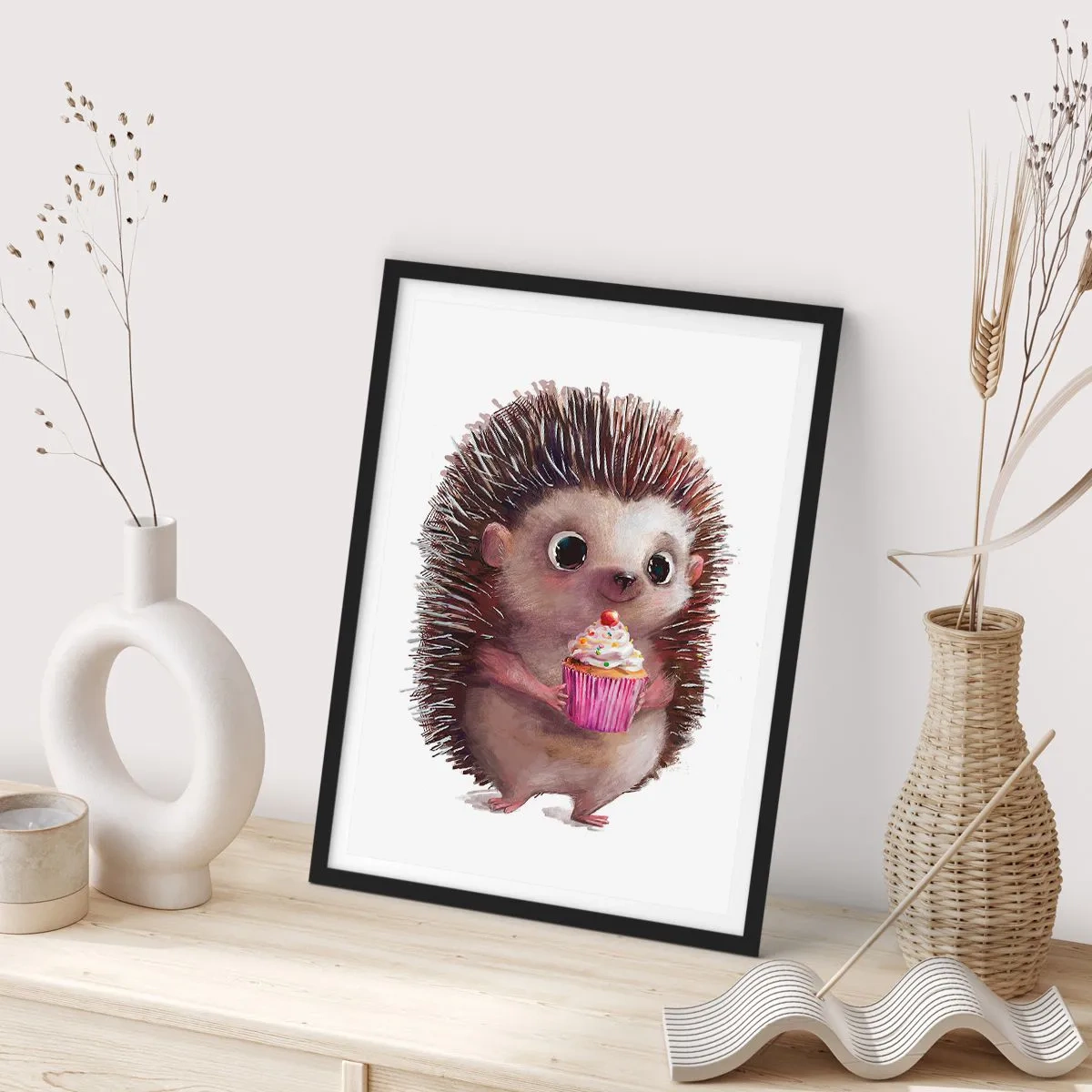 Plakat i sort ramme - Et sødt pindsvin holder en farverig cupcake - 50x70cm - Fejring er hver dag - Moderne vægdekoration til stue og soveværelse ARTTOR