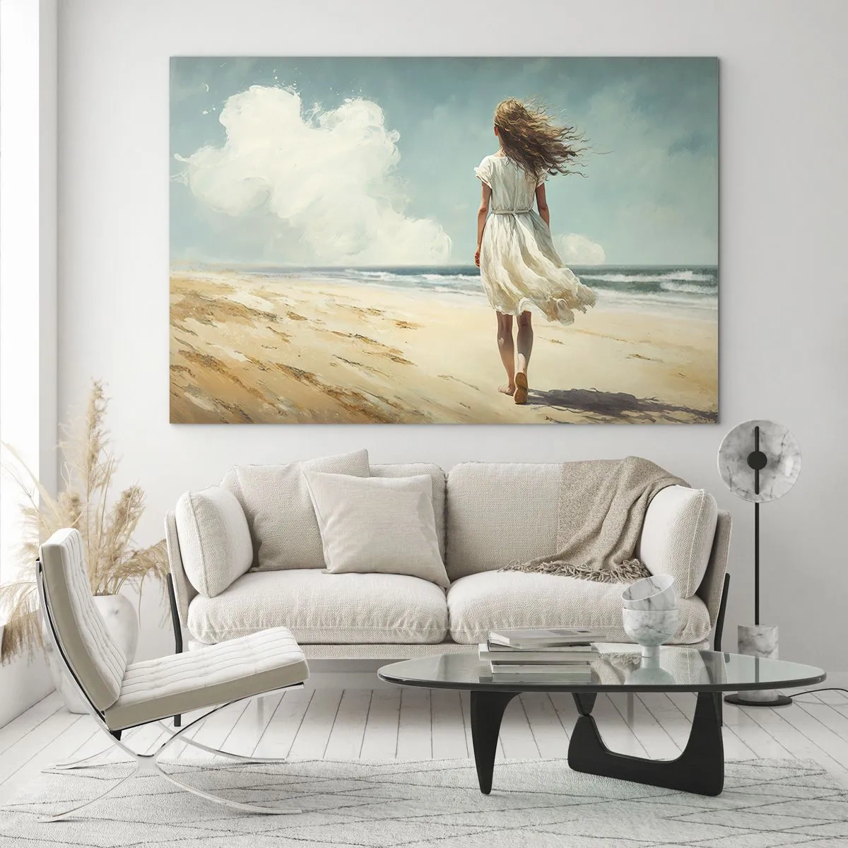 Billede på glas - En kvinde i en hvid kjole går barfodet på en solrig strand - 70x50cm - At møde solen og vinden - Moderne vægdekoration til stue og soveværelse ARTTOR