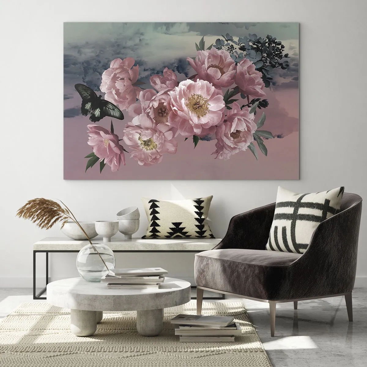 Billede på glas - Lyserøde pæoner med en sommerfugl mod himlen - 70x50cm - Højdepunktet af romantikken - Moderne vægdekoration til stue og soveværelse ARTTOR
