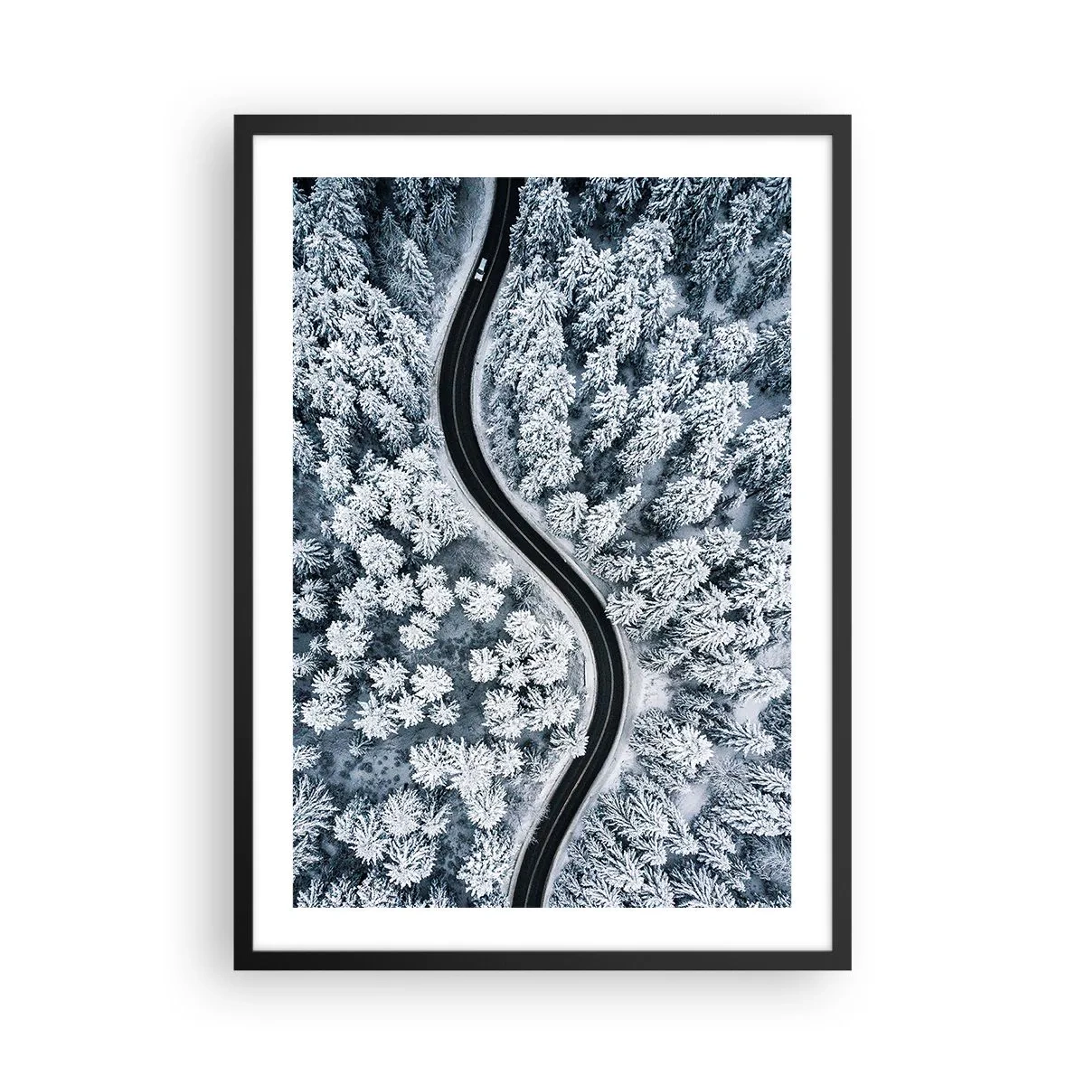 Plakat i sort ramme - En malerisk vej blandt snedækkede træer set fra fugleperspektiv - 50x70cm - Gennem en vinterskov - Moderne vægdekoration til stue og soveværelse ARTTOR
