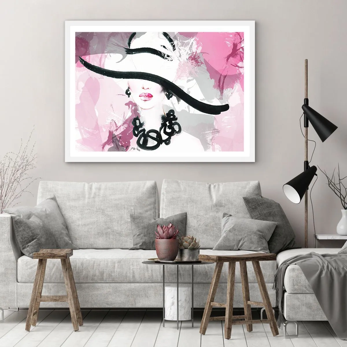 Plakat i hvid ramme - Portræt af en dame i sort og lyserødt - 40x30 cm