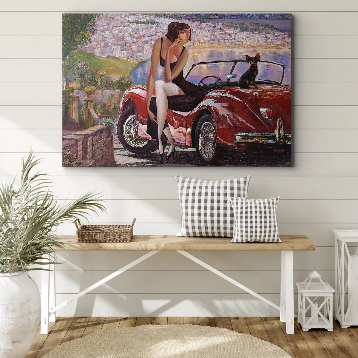 Lærredstryk - Billede på lærred - En kvinde ved en rød bil med en by i baggrunden - 70x50cm - Sommer? Kun på Riviera - Moderne vægdekoration til stue og soveværelse ARTTOR