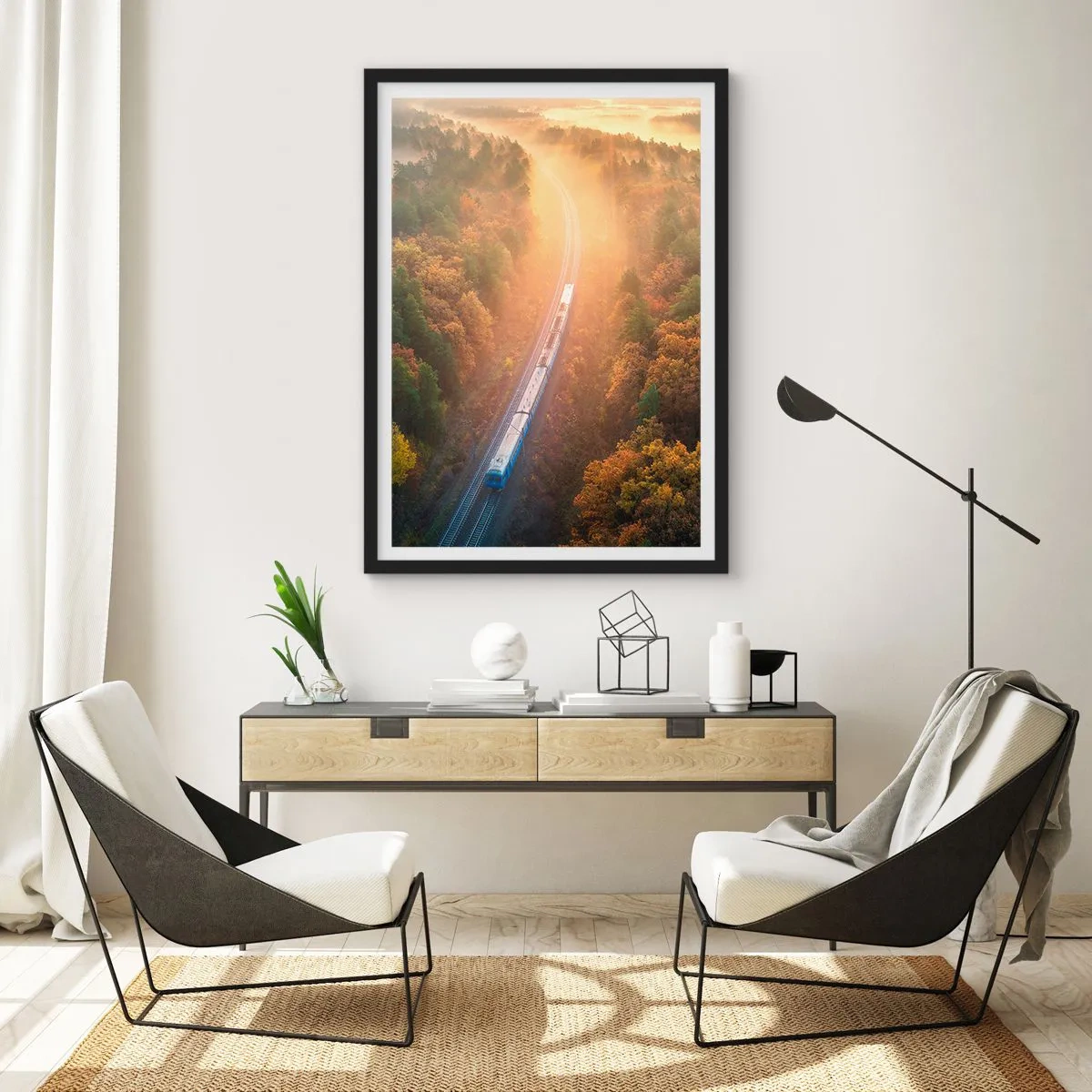 Plakat i sort ramme - Et tog, der kører gennem en efterårsskov i den opgående sols stråler - 50x70cm - Efterårsrejse - Moderne vægdekoration til stue og soveværelse ARTTOR