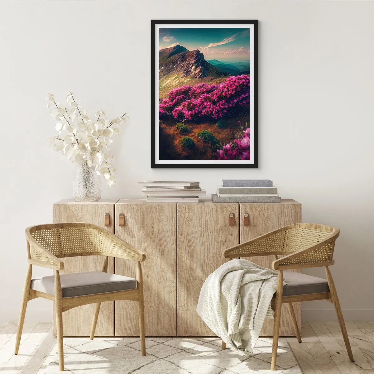 Plakat i sort ramme - Bjerglandskab med blomstrende rhododendroner - 50x70cm - Sommer i bjergene - Moderne vægdekoration til stue og soveværelse ARTTOR