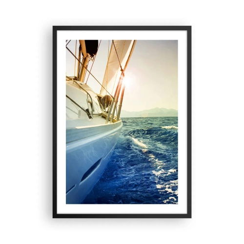 Plakat i sort ramme - En yacht sejler gennem et roligt hav i solens varme lys - 50x70cm - For eventyr - Moderne vægdekoration til stue og soveværelse ARTTOR