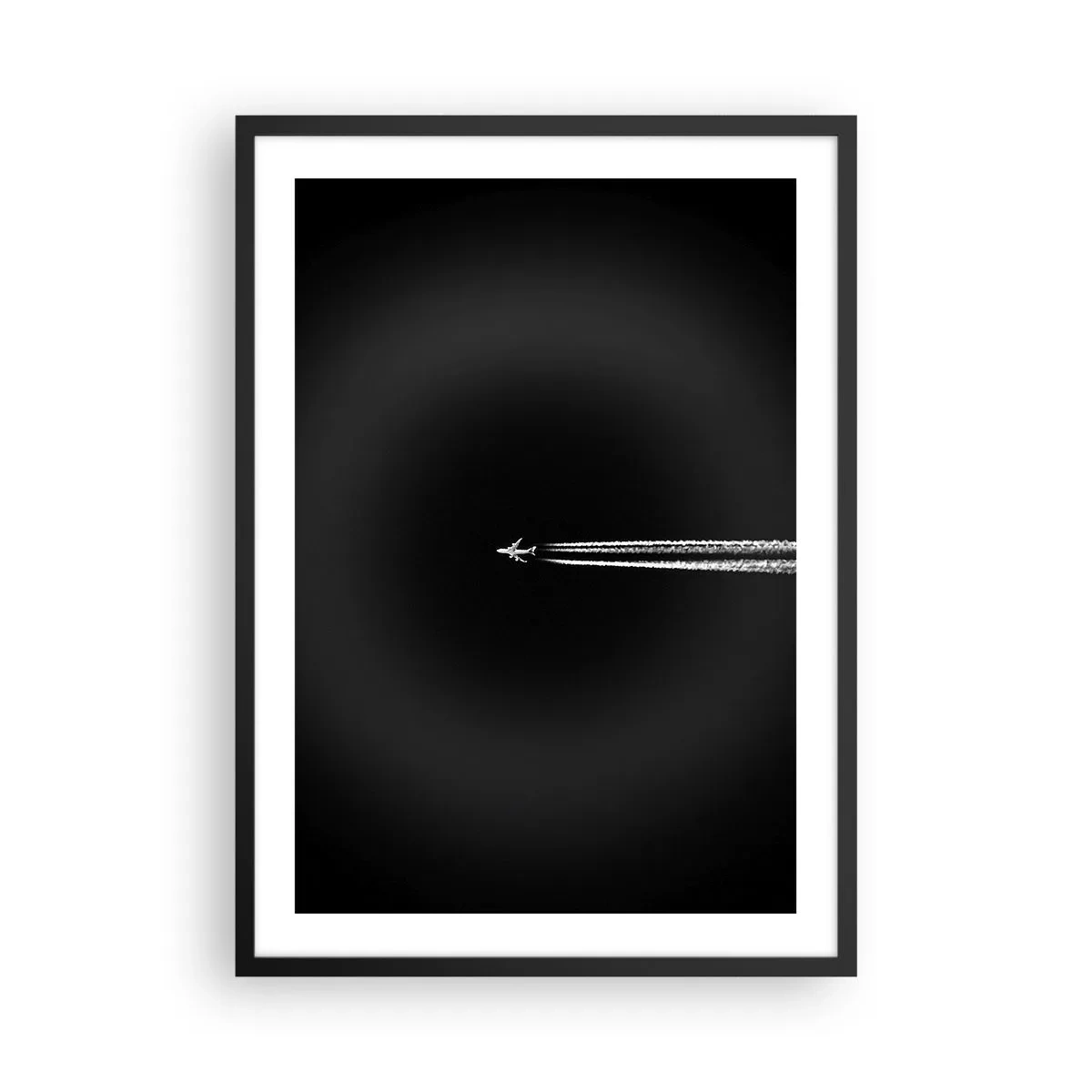 Plakat i sort ramme - Et fly, der flyver mod en sort baggrund og efterlader kondensstriber. - 50x70cm - Ind i en anden dimension - Moderne vægdekoration til stue og soveværelse ARTTOR
