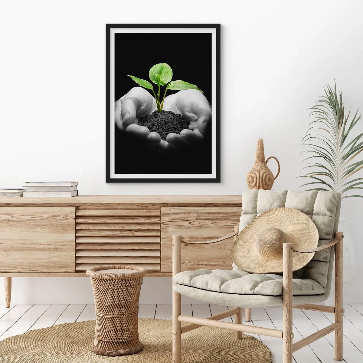 Plakat i sort ramme - En plante i hænderne, der symboliserer liv og natur - 50x70cm - Jeg elsker naturen, jeg beskytter den - Moderne vægdekoration til stue og soveværelse ARTTOR