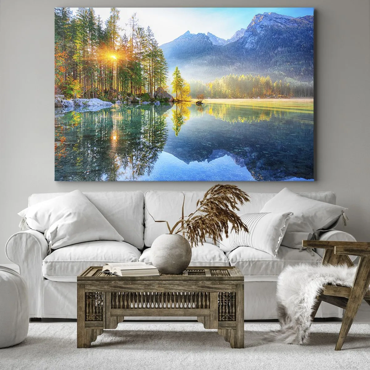 Lærredstryk - Billede på lærred - En sø omgivet af bjerge og skov i solens stråler - 70x50cm - Majestæt og sødme - Moderne vægdekoration til stue og soveværelse ARTTOR