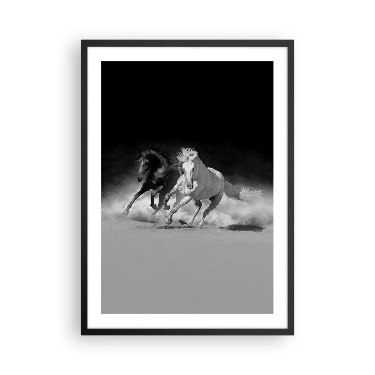 Plakat i sort ramme - Galopperende heste mod en monokromatisk baggrund - 50x70cm - Frihedens galop - Moderne vægdekoration til stue og soveværelse ARTTOR