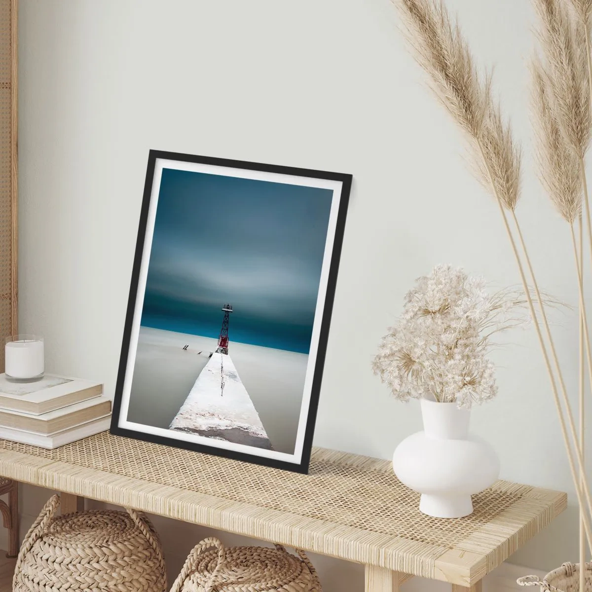 Plakat i sort ramme - Et fyrtårn for enden af molen i minimalistisk stil - 50x70cm - At møde det uendelige - Moderne vægdekoration til stue og soveværelse ARTTOR