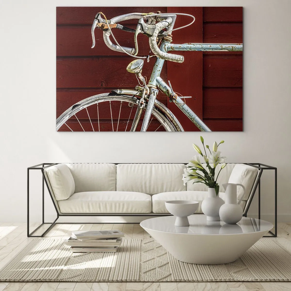 Billede på glas - En gammel racercykel fra 1970'erne mod en rød trævæg - 70x50cm - Skabt til at sejre - Moderne vægdekoration til stue og soveværelse ARTTOR