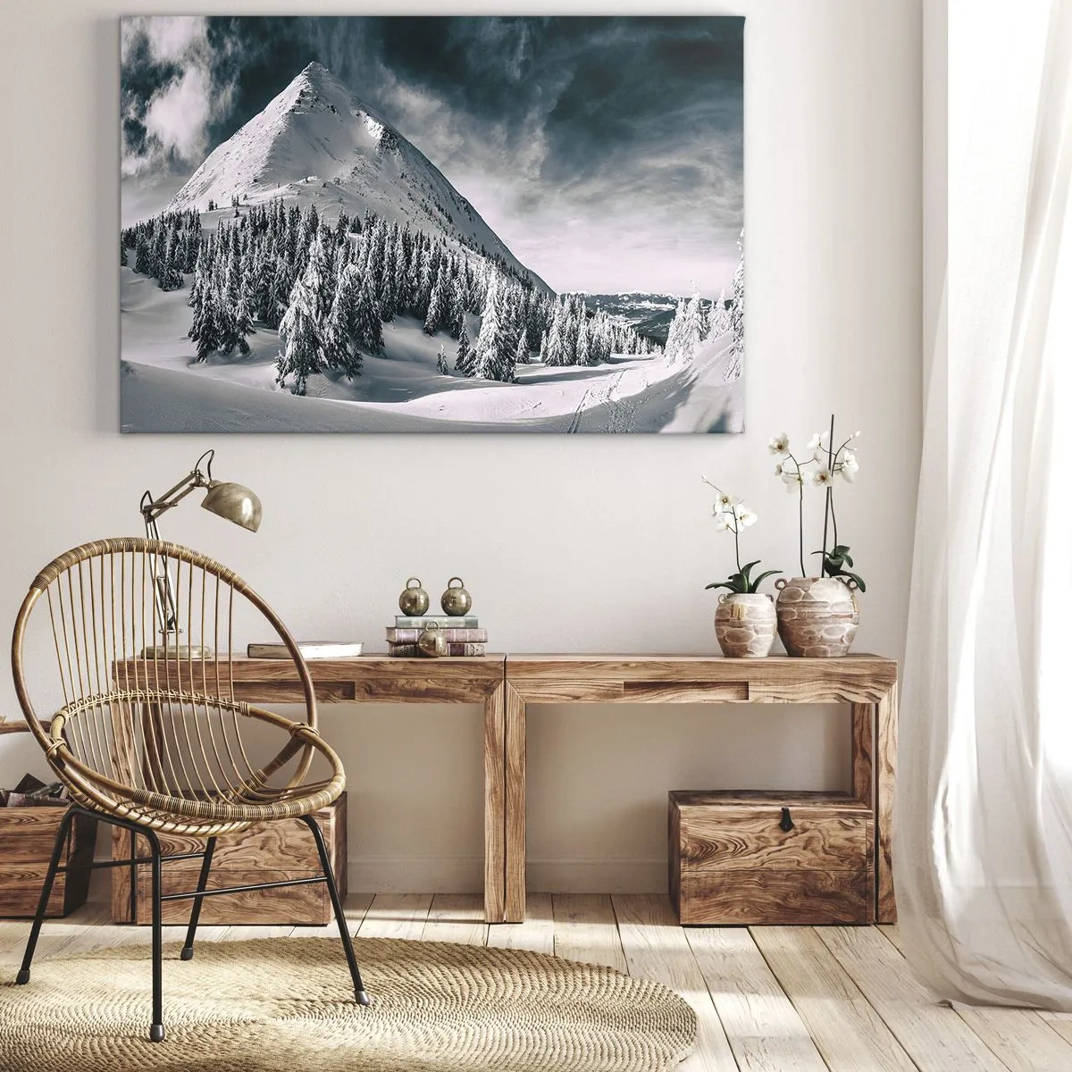 Lærredstryk - Billede på lærred - En snedækket bjergtop omgivet af en vinterskov - 70x50cm - Land med sne og is - Moderne vægdekoration til stue og soveværelse ARTTOR