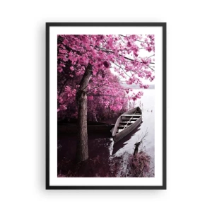 Plakat i sort ramme - En båd på bredden af en sø under et træ i blomstrende blade - 50x70cm - I lyserød stilhed - Moderne vægdekoration til stue og soveværelse ARTTOR