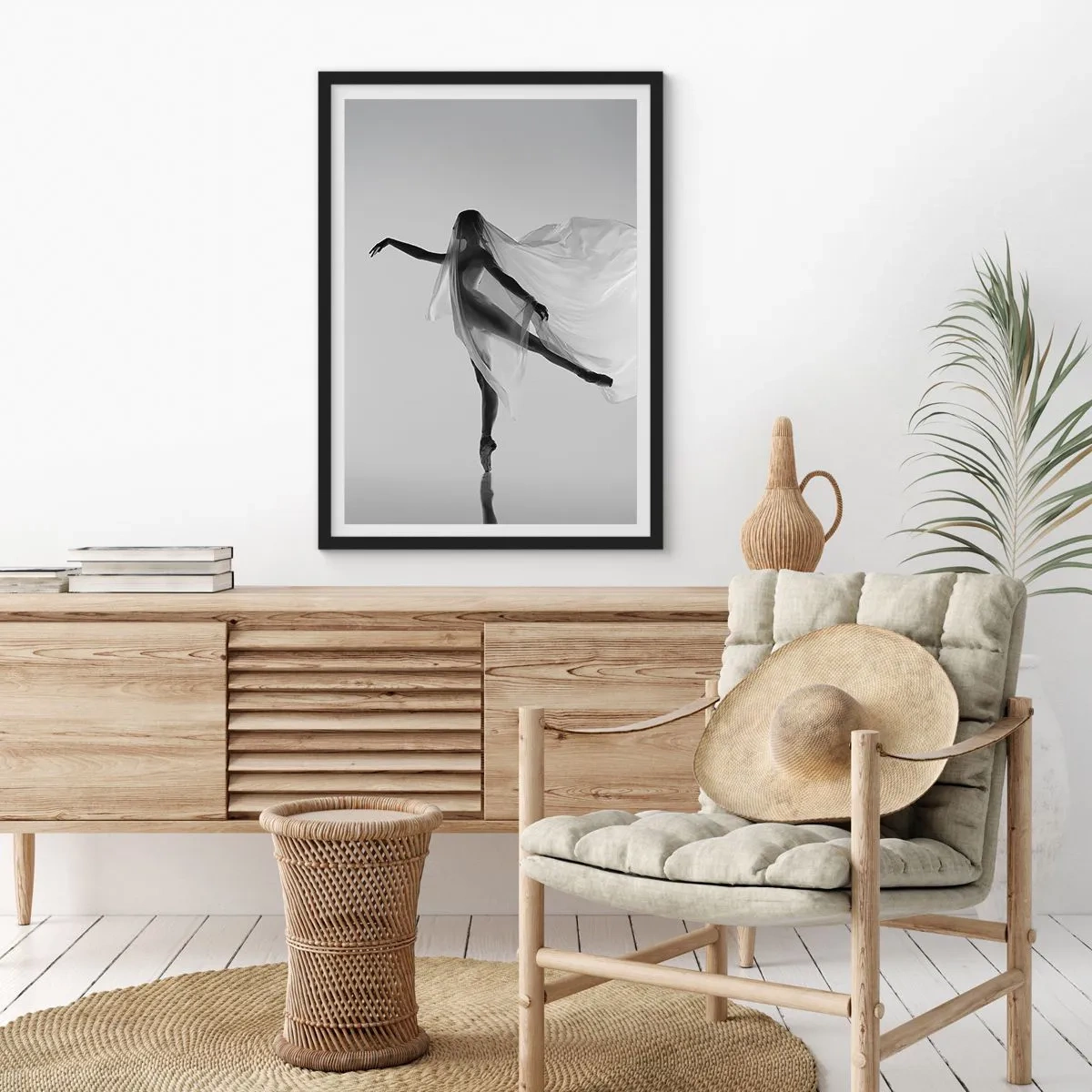 Plakat i sort ramme - En danser i et luftigt slør i en sort-hvid komposition - 50x70cm - Lethed og ynde - Moderne vægdekoration til stue og soveværelse ARTTOR