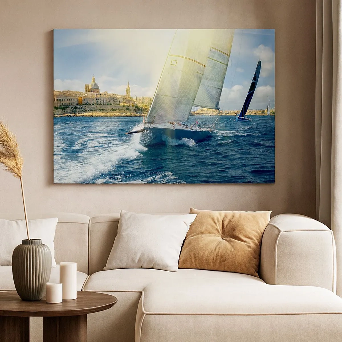 Lærredstryk - Billede på lærred - Yachtkapsejlads mod en solrig kysts baggrund - 70x50cm - Tid til at forlade byen - Moderne vægdekoration til stue og soveværelse ARTTOR