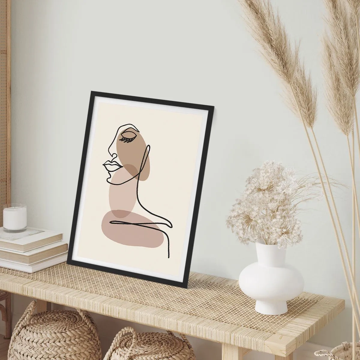 Plakat i sort ramme - Et minimalistisk portræt af en kvinde i abstrakte brune toner - 50x70cm - En vis linje af skønhed - Moderne vægdekoration til stue og soveværelse ARTTOR