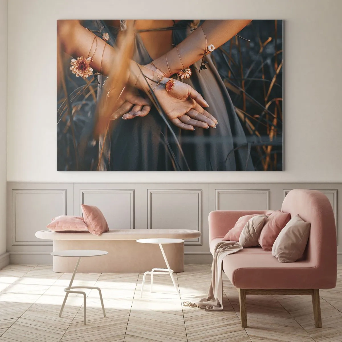 Billede på glas - Nærbillede af en kvindes foldede hænder med blomster mod en græsklædt baggrund - 70x50cm - Forbundet med naturen - Moderne vægdekoration til stue og soveværelse ARTTOR