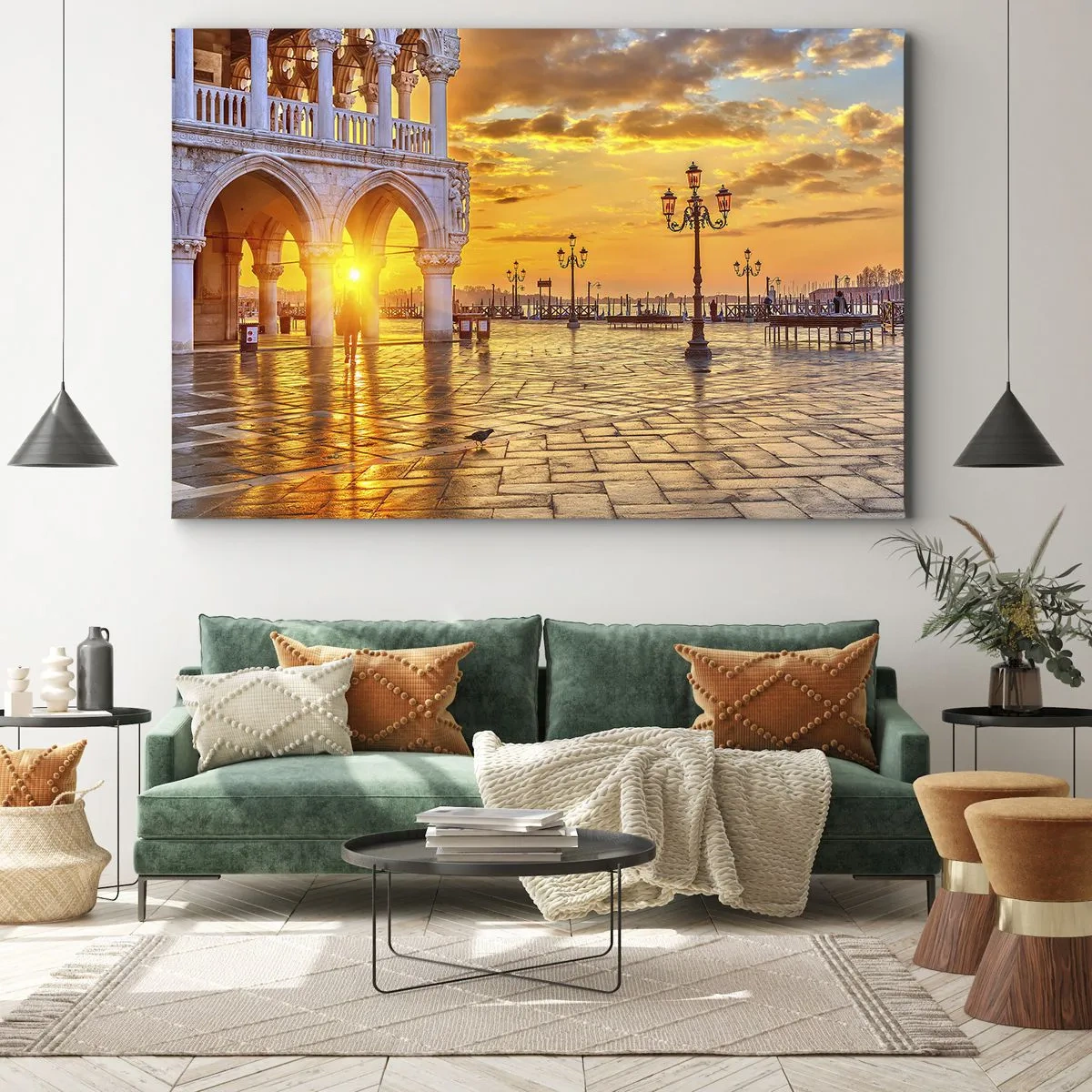 Lærredstryk - Billede på lærred - Gylden solnedgang på byens torv med arkader og lamper - 70x50cm - Hvor er alle henne? - Moderne vægdekoration til stue og soveværelse ARTTOR