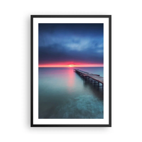 Plakat i sort ramme - En mole, der strækker sig ud i et roligt hav ved solnedgang - 50x70cm - Mellem himmel og jord - Moderne vægdekoration til stue og soveværelse ARTTOR