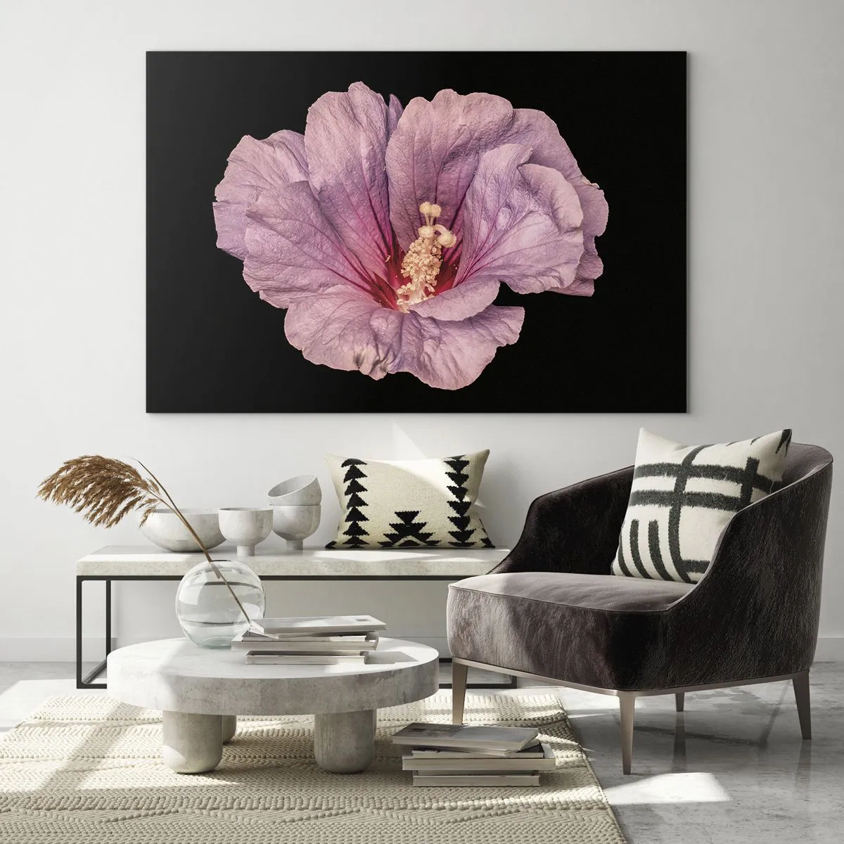 Billede på glas - Nærbillede af en lyserød hibiscusblomst mod en sort baggrund - 70x50cm - Lige i hjertet - Moderne vægdekoration til stue og soveværelse ARTTOR