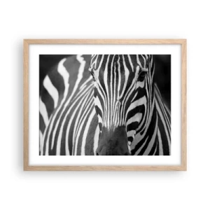 Plakat i ramme af lyst egetræ - Verden er sort og hvid - 50x40 cm