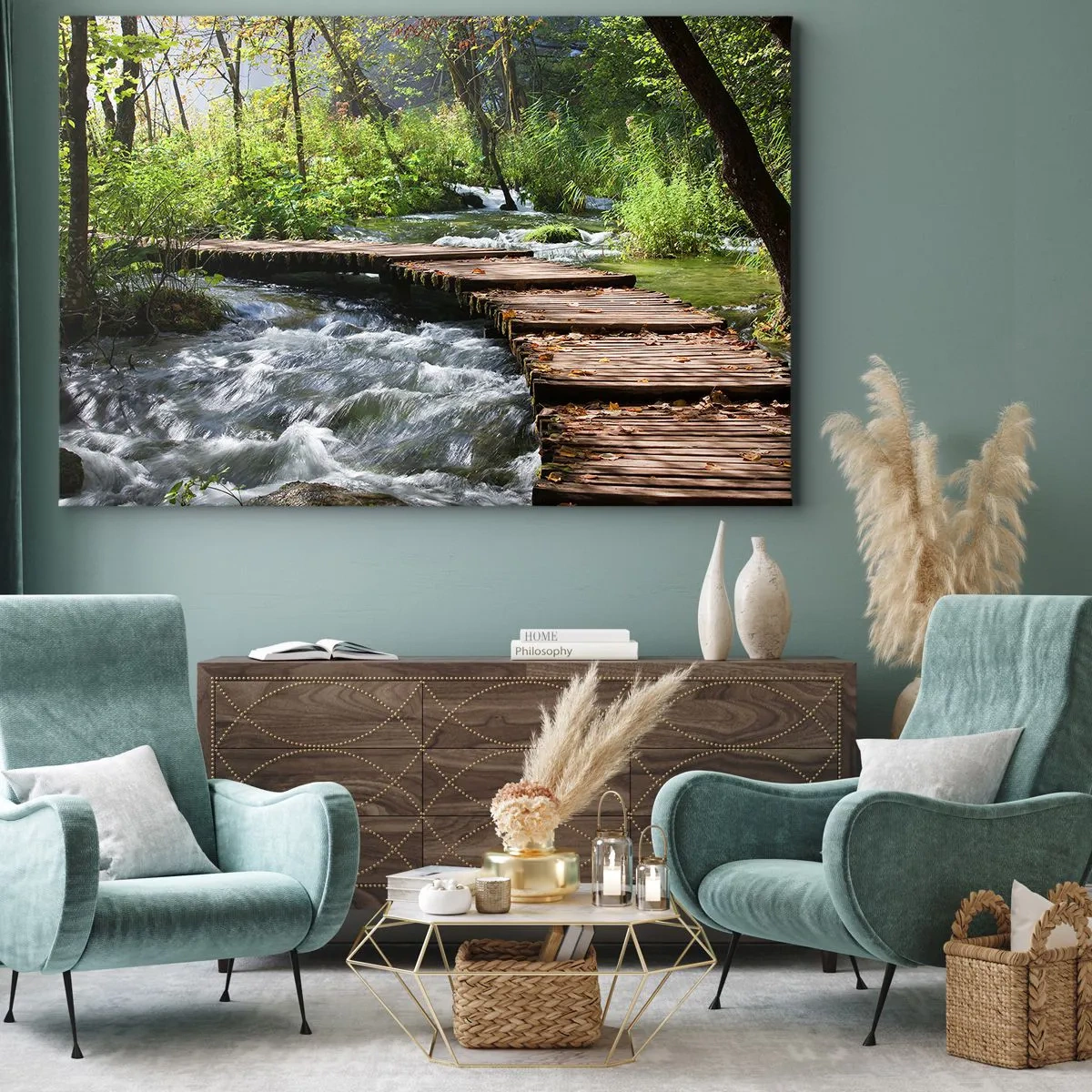 Lærredstryk - Billede på lærred - En træbro over en brusende bæk omgivet af skovens grønne områder. - 70x50cm - Over en skummende kaskade - Moderne vægdekoration til stue og soveværelse ARTTOR