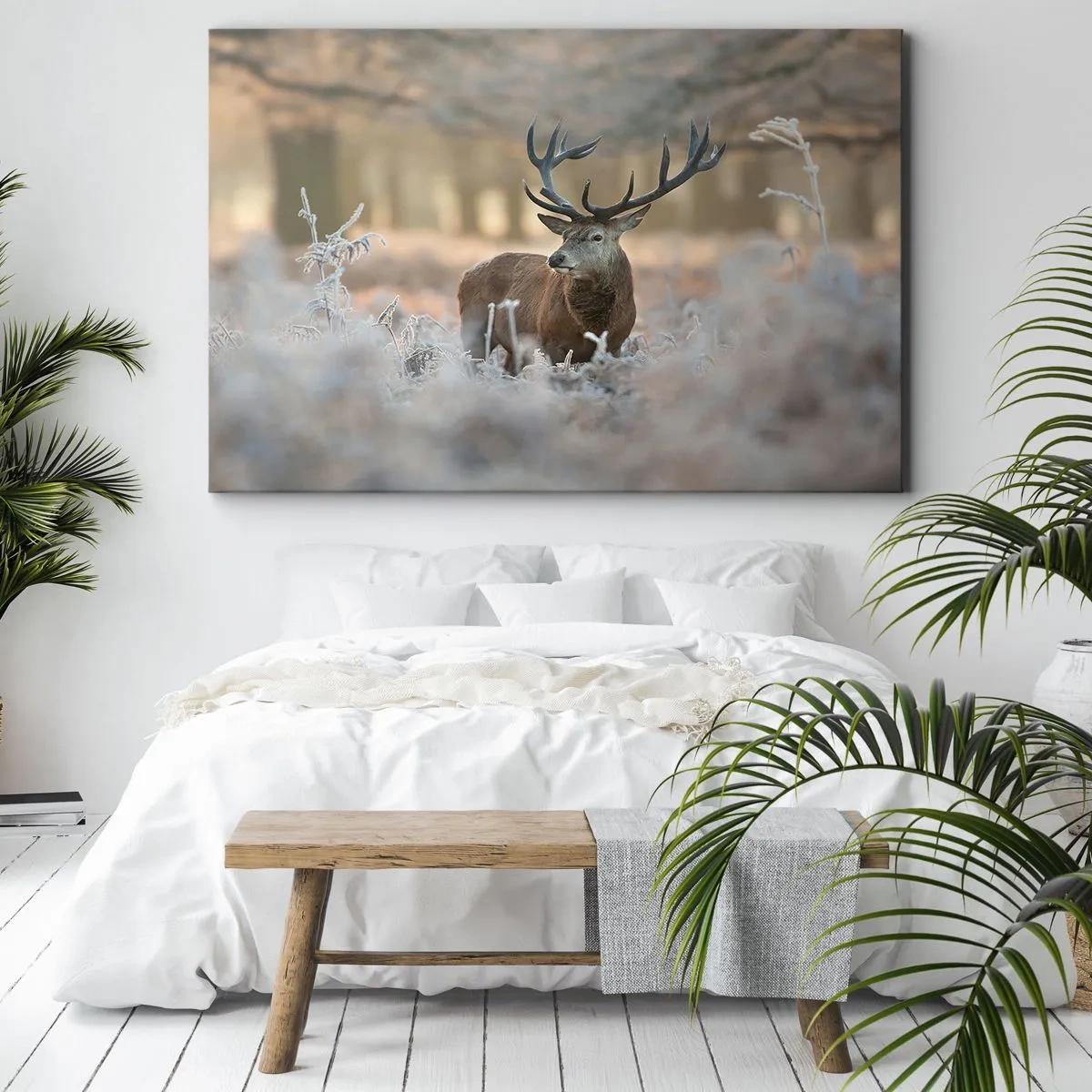 Lærredstryk - Billede på lærred - En hjort i en frostklar lysning i en vinterskov med diskrete farver - 70x50cm - En frisk morgen - Moderne vægdekoration til stue og soveværelse ARTTOR