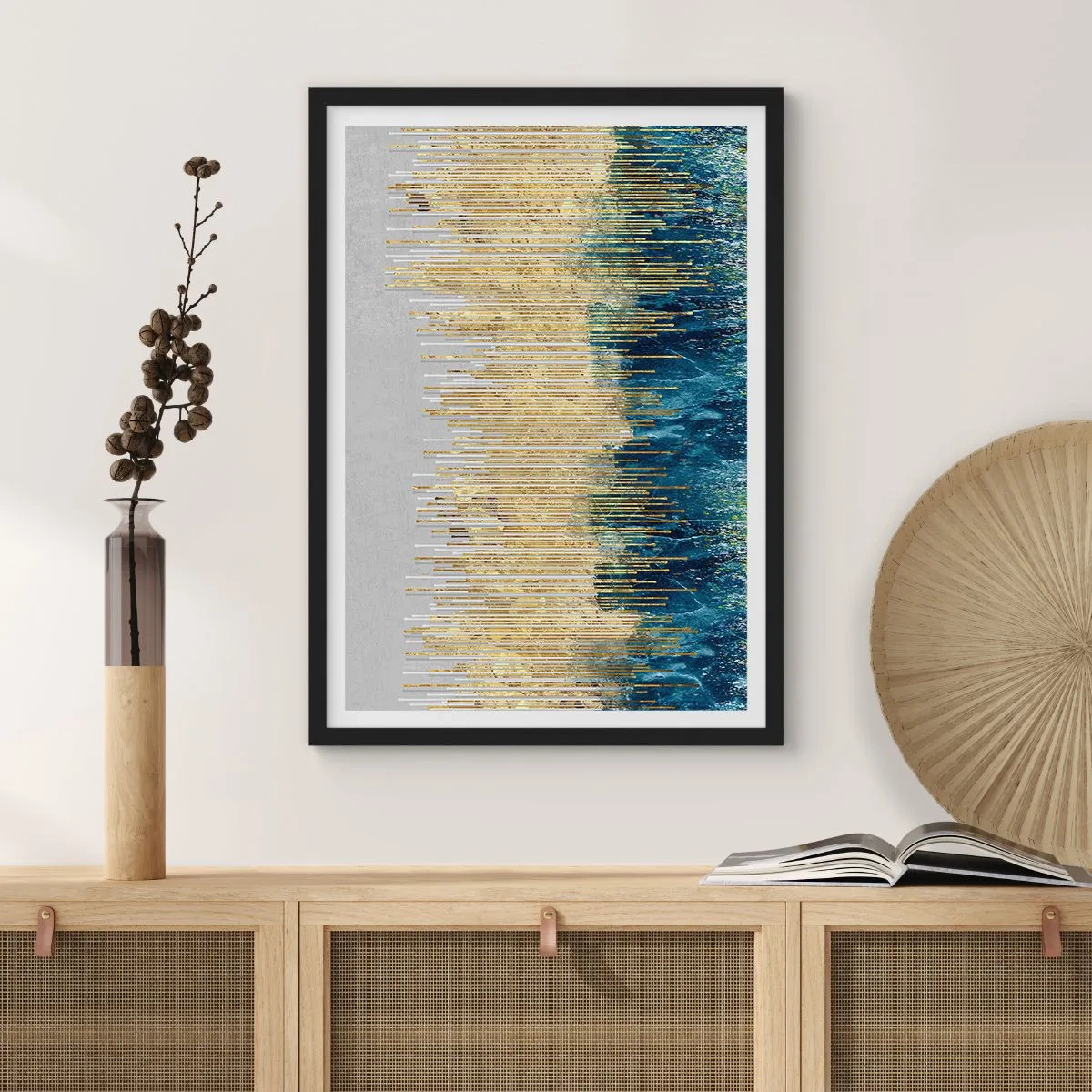 Plakat i sort ramme - En abstrakt komposition inspireret af en gylden strand og havet. - 50x70cm - Forgyldt grænse - Moderne vægdekoration til stue og soveværelse ARTTOR