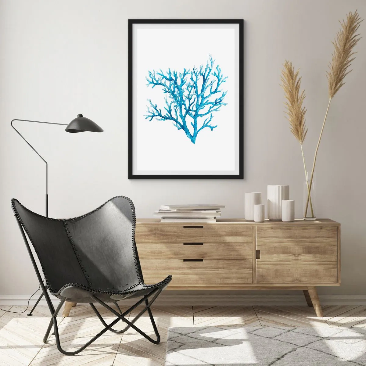 Plakat i sort ramme - Blå koral i akvarelstil på hvid baggrund - 50x70cm - Marint filigran - Moderne vægdekoration til stue og soveværelse ARTTOR